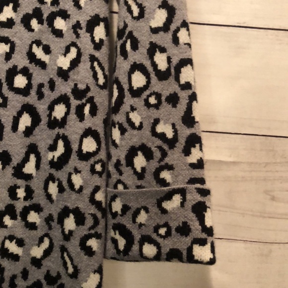 Tahari Leopard Print sweater - Size XS - Picture 4 of 5